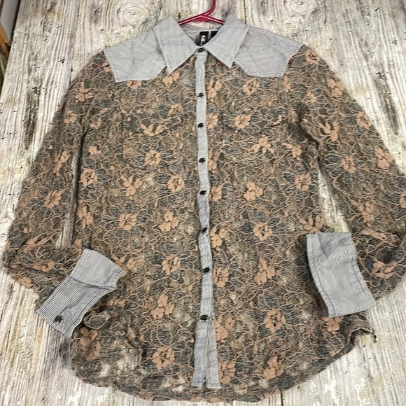 BKE crochet lace snap button top - Picture 1 of 6